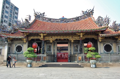 Entering Longshan Temple