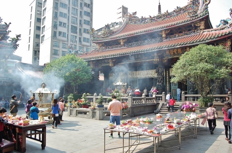Longshan Temple Courtyard